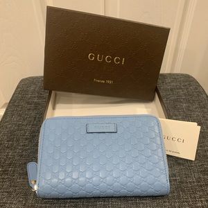 Blue Gucci zip wallet